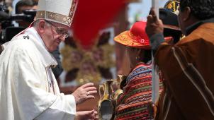 Lors de son voyage au Chili en début d’année, François s’est affiché plusieurs fois aux côtés de l’évêque Barros, accusé d’avoir couvert plusieurs prêtres pédophiles. © reuters.
