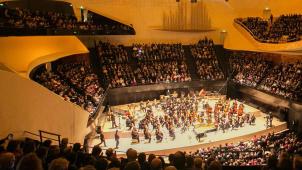 Le déplacement de la Salle Pleyel à la Philharmonie modifié la structure du public
: rajeunissement, curiosité et fidélité avec un taux de remplissage moyen de 92
%. © D.R.