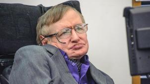 Le diagnostic de la maladie de Charcot avait été posé en 1963. Le pronostic vital de Stephen Hawking ne s’étendait alors pas au-delà de deux ans. Il a finalement vécu plus d’un demi-siècle supplémentaire.