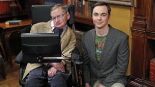 Avec sa groupie, le physicien théoricien Sheldon Cooper (alias Jim Parsons), dans «
The Big Bang Theory
».