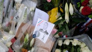 A Trèbes, comme partout en France, des fleurs en hommage au sacrifice du lieutenant-colonel Beltrame ont été déposées.