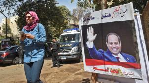 Les affiches du président al-Sissi s’étalent partout dans les rues du Caire - ici, le quartier de Zamalek. Et le scrutin se tient sous haute présence policière...