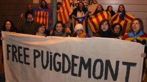 Manifestation de sympathisants catalans devant la prison de Neumuenster, où est retenu Carles Puigdemont
: un imbroglio politico-judiciaire, qui implique plusieurs cours et tribunaux.