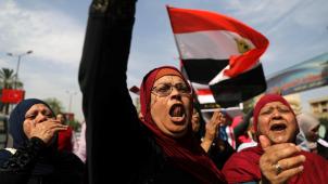 Des femmes crient des slogans à la gloire du président Sissi près d’un bureau de vote au Caire le 27 mars dernier. Le régime a éprouvé des difficultés à rameuter les électeurs pour une élection sans surprise, donc sans enjeux.