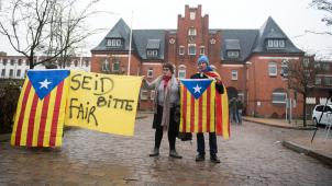 Des manifestants catalans viennent apporter chaque jour, devant la prison de Neumuenster, leur soutien à leur leader détenu.