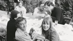 Serge avec Jane et Régine (à sa gauche, masquée), lors d’un déjeuner, en 1969.