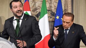 Matteo Salvini, leader de la Lega, et Silvio Berlusconi s’expliquent après une rencontre avec le Président italien, jeudi.