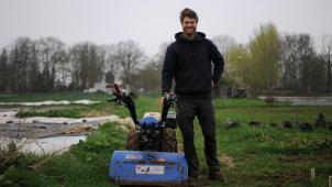 Depuis deux ans, Gael Loicq teste son activité de maraîcher sur le terrain du Vogelenzang, en bordure de Bruxelles, grâce au soutien de l’ASBL Le Début des Haricots . Bientôt arrivé au terme de cette phase de lancement, il se cherche déjà une nouvelle terre à cultiver.