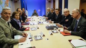 La posture du chef de guerre, en réunion du conseil de la Défense après les frappes en Syrie.