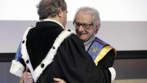 Après plusieurs semaines de polémiques, l’ULB a remis les insignes de Docteur honoris causa à Ken Loach jeudi après-midi.
