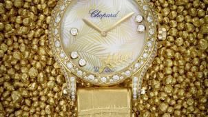 Pour les 25 ans de sa montre Happy Sport, Chopard rassemble le meilleur des métiers d’art
: laque urushi à la feuille d’or et nacre, gravure fleurisane et mouvement gravé.