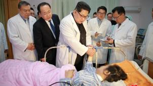 Les 2 seuls survivants de l’accident ont reçu la visite du leader nord coréen.