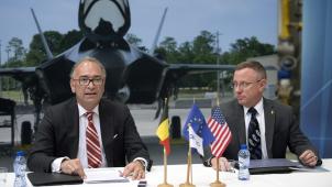 Christian Boas (Asco) et Gregory Day (Lookheed Martin). Le fabriquant belge fournit des composants d’ailes au F-35 de l’avionneur américain.