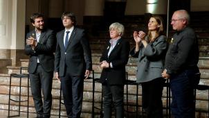 Quatre ex-ministres catalans ont accompagné leur leader, Carles Puigdemont, dans son exil bruxellois. De g. à dr. : Antoni Comin, Carles Puigdemont, Clara Ponsati, Meritxell Serret et Luis Puig Gordi. ©reuters