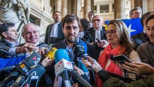 Sur les marches du palais de justice de Bruxelles, les trois anciens ministres catalans expliquent à quel point ils sont satisfaits de l’abandon des poursuites en Belgique.