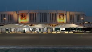 A Knokke, Realty tiendra ses conférences et ses dîners à l’intérieur du casino. Il suffira de traverser la digue pour entrer dans un espace sous tente de 4.500 m
2
 disposé à même la plage.