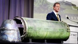 Le chef des enquêteurs Fred Westerbeke a présenté les résultéts à côté des restes du missile.