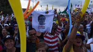 Gustavo Petro - dont le visage s’affiche ici sur le t-shirt brandi par un militant -a déplacé les foules à chacun de ses meetings de campagne. Mais il reste l’homme à abattre pour le milieu des affaires et les pans les plus conservateurs de la société colombienne.