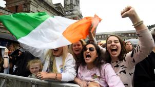 Les partisans du «
oui
» ont célébré leur victoire, samedi, dans les rues de Dublin.