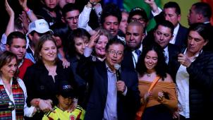 Gustavo Petro au milieu de partisans ravis après l’annonce des résultats du premier tour.