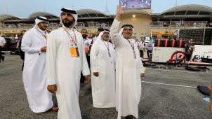 Le prince héritier Salman Bin Hamad bin Isa Al Khalifa, en avril dernier, au Grand Prix de Formule 1 de Bahrein
: une dictature qui réprime dans la discrétion.