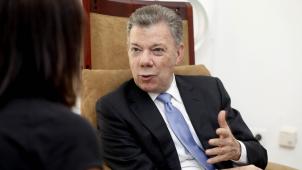 Ministre de la défense du «
faucon
» Alvaro Uribe, Juan Manuel Santos, 67 ans aujourd’hui, a combattu la guérilla des Farc avec vigueur. Mais une fois élu président, il a consacré tous ses efforts à la conclusion d’un accord de paix avec cette guérilla. Avec un succès qui lui a valu le Nobel de la Paix en 2016. L’accord est imparfaitement appliqué mais, après plus de 50 ans de guerre, il a changé la vie des Colombiens. «
Les accords de paix sont irréversibles
», insiste Juan Manuel Santos.