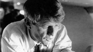 En un demi-siècle, l’image de Bobby Kennedy n’a pas totalement échappé à l’entreprise de déconstruction générale du «
mythe Kennedy
».