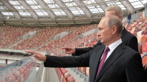 Vladimir Poutine lors d’une visite de stade. Combien de chefs d’état viendront à son mondial
? Et lesquels
? On le saura bientôt.