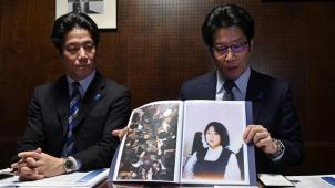 Les deux frères de Megumi Yokota, enlevée en 1977 à l’âge de 13 ans, montrent ici une photo de leurs soeur prise en Corée du Nord, après son kidnapping.