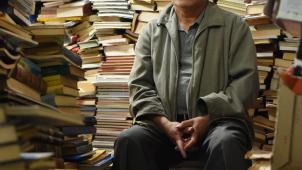 Cela fait 21 ans que José Alberto Gutiérrez essaie de transformer la Colombie avec les livres qu’il sauve chaque jour des poubelles de Bogotà. Le premier étage de sa maison, dans le quartier populaire de la Nueva Gloria à Bogotà, est remplie de milliers de livres.