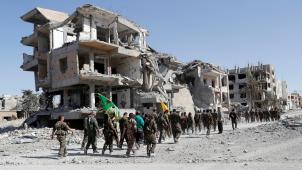 Raqqa, 17 octobre 2017. La ville vient d’être libérée du joug de Daesh
; les FDS, à dominante kurde, triomphent dans les ruines.