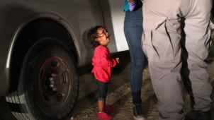 Aux Etats-Unis, la photo, déjà iconique, de la petite fille latino-américaine en pleurs entre des policiers armés a sans doute joué un rôle crucial dans la prise de conscience de l’inhumanité d’une politique de séparation parentale appliquée sans état d’âme.