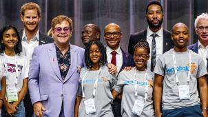 Mardi, au sommet d’Amsterdam, Elton John et le prince Harry ont annoncé un partenariat d’un milliard de dollars pour une association luttant contre le VIH, notamment auprès des plus fragiles
: les jeunes filles.