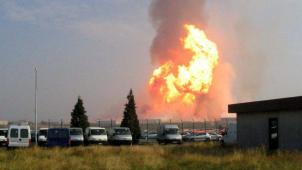 Une conduite de gaz explose dans la zone industrielle de Ghislenghien. Le bilan provisoire fait état de quinze morts. © Belga