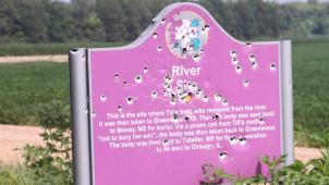 La plaque commémorant le calvaire du jeune Noir de 14 ans est régulièrement la cible de tireurs...