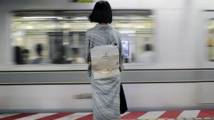 Au début des années 2000, à Tokyo d’abord puis dans la plupart des métropoles du pays, ont vu le jour des rames de train ou de métro qui, à certains moments de la journée, sont réservées aux femmes.