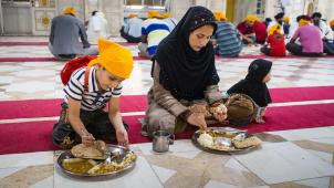 En Thaïlande, la communauté Sikh mange fréquemment végétarien. En Belgique, des ruptures du jeûne végétariennes lors du ramadan naissent aussi.