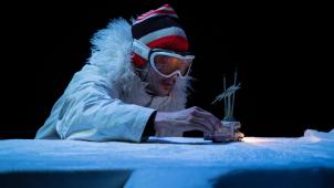 Sous des rafales de neige, une petite fourgonnette trace son chemin sur la calotte glaciaire ... Ambiance polaire mais créativité de feu dans «
Backup
» de Chaliwaté et Focus, lauréat du Total Theatre Award à Edimbourg.
