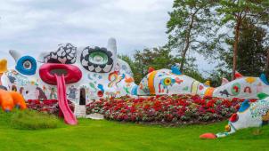 Le «
Dragon de Knokke
» de Niki de Saint Phalle, assoupi au fond du jardin de Roger Nellens.