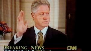 Le 17 août 1998, Bill Clinton répond aux questions du Grand Jury depuis la Maison Blanche, par vidéoconférence. Le même jour, il reconnaît à la télévision avoir entretenu avec Monica Lewinsky «
une relation inappropriée
»...