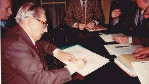 Edgar P. Jacobs chez le notaire Didier Gyzelinck, lors de la passation de l’acte authentique de la création de la Fondation Jacobs, le 23 démebre 1983.