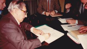 Edgar P. Jacobs chez le notaire Didier Gyzelinck, lors de la passation de l’acte authentique de la création de la Fondation Jacobs, le 23 décembre 1983.