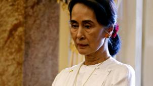 Le Comité Nobel n’entend pas destituer sa lauréate de 1991 pour la Paix, pourtant accusée de passivité voire de complicité dans les massacres commis par l’armée birmane contre les Rohingya. Le comité d’Oslo pourra-t-il encore défendre longtemps cette position
?