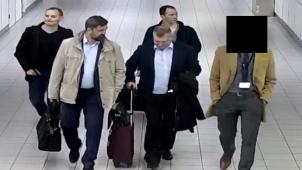 Sur cette photo, diffuése par le ministère néerlandais de la Défense, l’arrivée des quatre citoyens russes, en provenance de Moscou, avait été filmée par les caméras de surveillance de l’aéroport de Schipol, le 10 avril dernier.