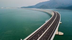 Avec ses 55 km de voiries, ses 22,9 km de long, ses titanesques mats haubanés et ses 6,7 km de tunnel pour préserver la navigation, ce pont est un des plus longs de la Terre.