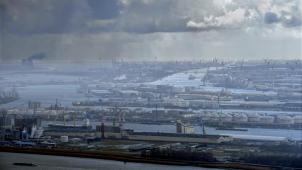 Ville la plue polluée du pays, Anvers est victime du succès industriel de ses installations portuaires. © Belga.