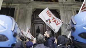 Le jour du vote du conseil communal à Turin, le 29 octobre, des manifestants s’étaient rassemblés pour crier leur opposition au TGV Lyon-Turin.
