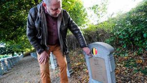 Didier Pontzeele reçoit un budget de la Défense pour veiller à ce que les stèles et les plaques des soldats morts durant les conflits armés restent en bon état. En Belgique mais aussi à l’étranger.