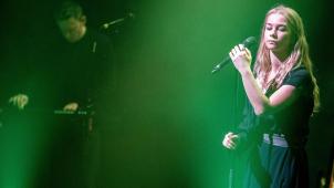 Luka Cruysberghs, la nouvelle chanteuse d’Hooverphonic, une sacrée assurance qui a conquis le public.