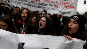 Pour contrer le rassemblement convoqué par le parti néo-nazi Aube dorée, des étdiants antifascistes ont également manifesté, jeudi à Athènes, sur le thème de l’accord conclu entre la Grèce et la Macédoine.
